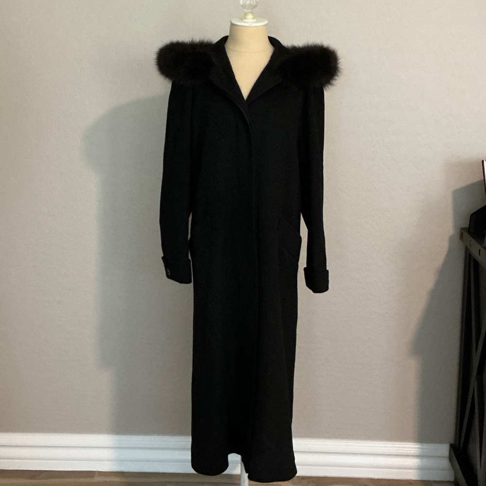 Elegant Black Luxury Trench Coat with Fur Collar